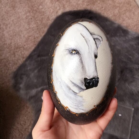 Polar bear painting on green emu egg - Picture 2 of 5